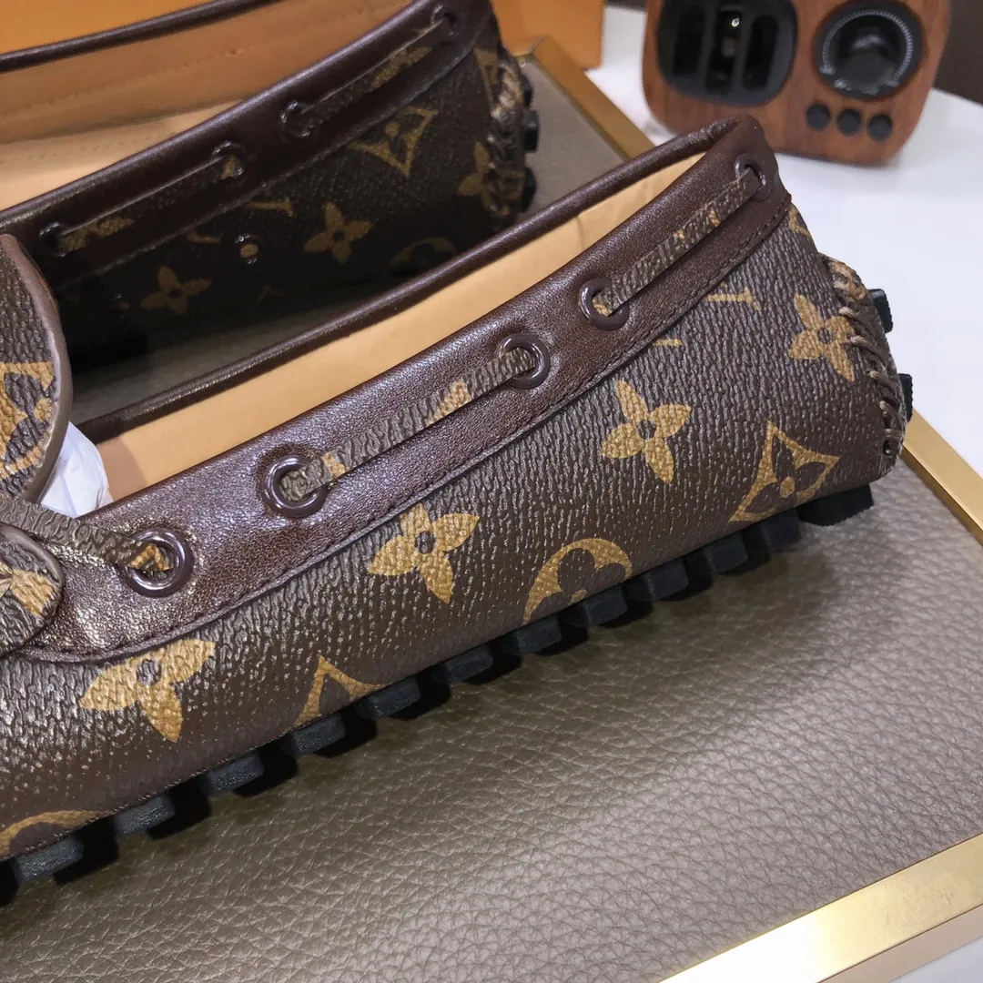 Men's men's shoes 💰420💰 [LV Doudou shoes] (water-dyed cowhide lining) new model is on the market, available on the official website. The new Doudou shoes are processed into single-color materials, and the uppers are made of imported special materials. The body of the shoe is fully hemmed with mark thread, and is lined with imported original cowhide leather. The elegant shoe shape is super suitable for all-matching, and the size is 38-44.